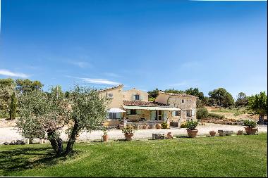 Charming property with a panoramic view of the Luberon set in approximately 3.4 hectares o