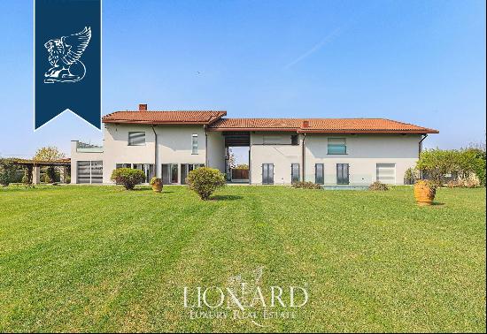 Property of great architectural design and technological comfort near the shores of the ri