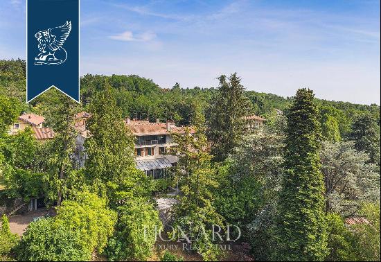 Prestigious real estate complex with a pool in a panoramic position on Varese's hills