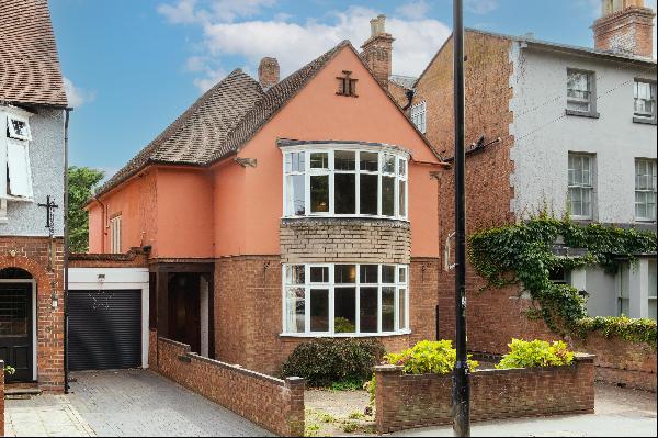 A detached family home in need of modernisation, located in the centre of Stratford-upon-A