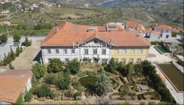 Sale: Manor House to restore with gardens and centennial fountain, in Lamego, Douro Valle