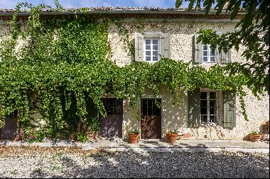 Beautiful property situated in the Drôme Provençale on a land of approx. 1 hectare with a 