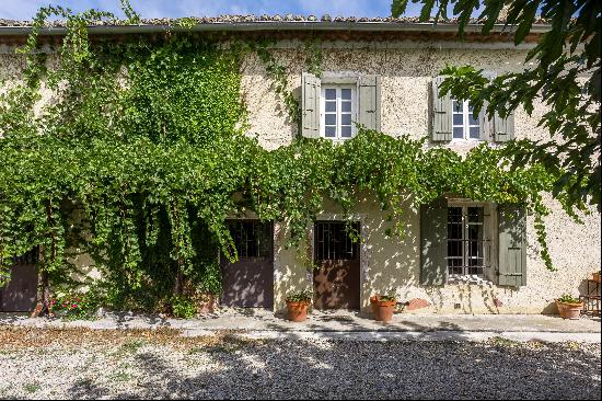 Beautiful property situated in the Drome Provencale on a land of approx. 1 hectare with a 