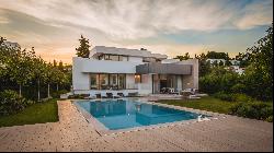 Avant-garde villa with Mediterranean touches in El Paraiso, Estepona