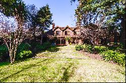 House in exclusive residential neighborhood of Las Condes.