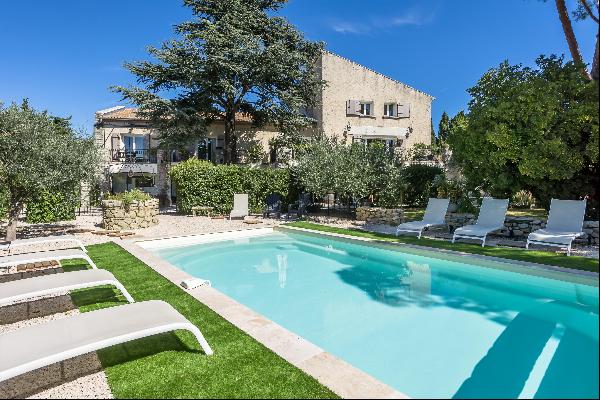 Stunning property situated in the Vaucluse, in the city of Vacqueyras, close to the centre