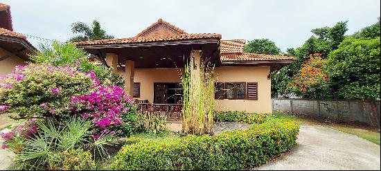 Villa on corner plot near pool, sea and golf in Bang Saen