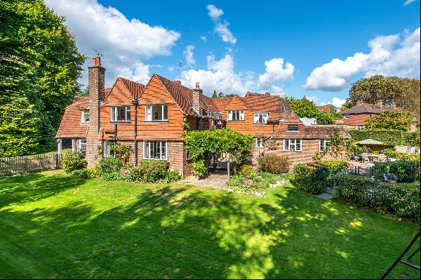 A substantial, discreetly located family home a short walk from Haslemere High Street and 