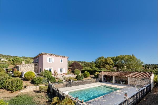 Villa with swimming pool and studio for sale in the Luberon with impressive views over the
