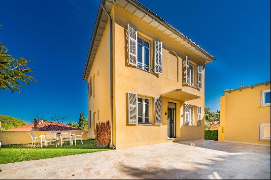 A recently renovated villa in Saint-Jean-Cap-Ferrat  offering a beautiful sea view and an 