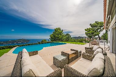 Villa in a prime position in Villefranche-sur-Mer with panoramic sea views.