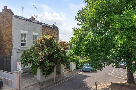 A lateral 4 bedroom semi-detached house on the Chelsea/Fulham border with a fabulous 23 fo