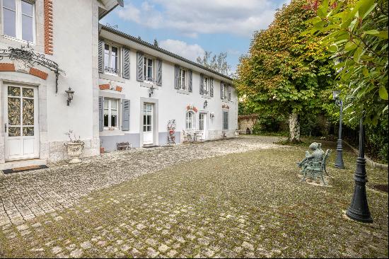 18th century castle with an independent villa in the center of Divonne-les-Bains