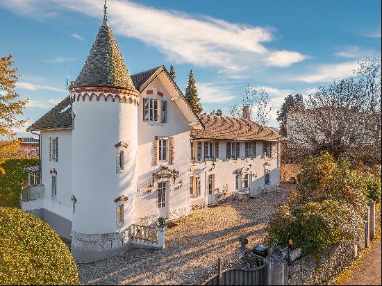 18th century castle with an independent villa in the center of Divonne-les-Bains