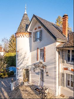 18th century castle with an independent villa in the center of Divonne-les-Bains