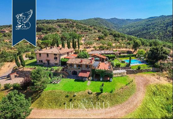 Complex of farmhouses with stunning views of the Chianti and Valdarno areas