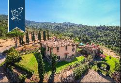 Complex of farmhouses with stunning views of the Chianti and Valdarno areas