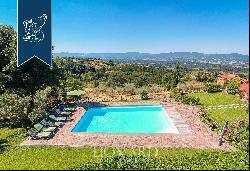 Complex of farmhouses with stunning views of the Chianti and Valdarno areas