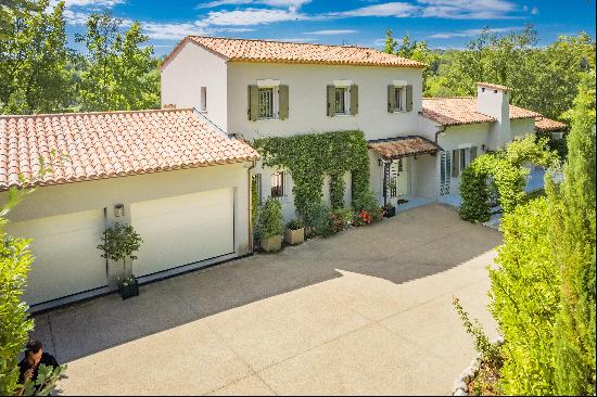 Immaculate villa in a golf domain in Terre Blanche.