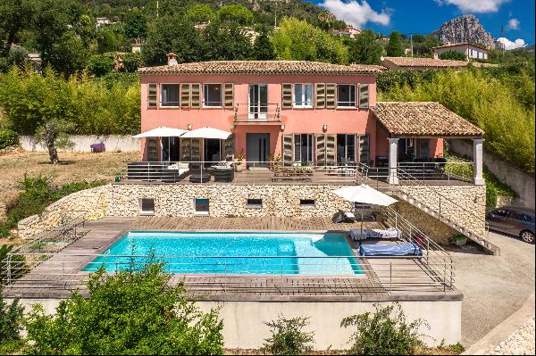 Beautiful Provencal villa for sale in Vence with impressive sea views