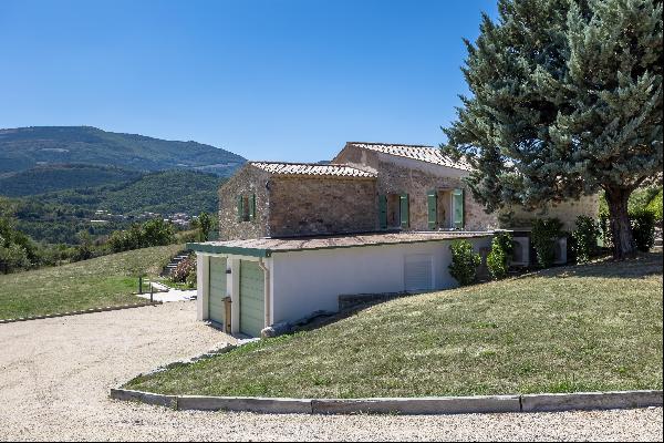 Beautiful stone property with a swimming pool in the Drôme Provençale.