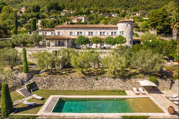 Magnificent Bastide for sale in Vence with impressive views towards the Mediterranean
