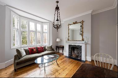 A stunning first floor apartment with an abundance of natural light in a Grade II listed r