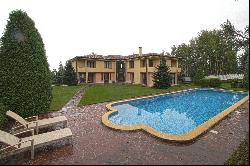 SPACIOUS SEMI-FURNISHED HOUSE IN A GATED COMMUNITY IN SIMEONOVO