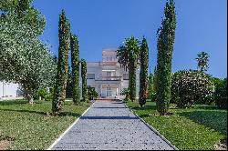 Magnificent nineteenth-century mansion with a splendid garden.