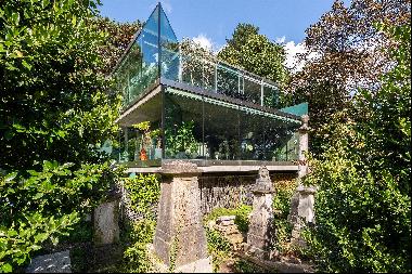 The Grey House is an award winning, modern masterpiece located in Swains Lane, N6.