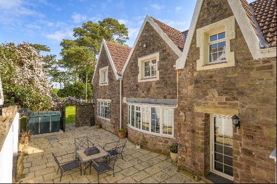 An attractive and spacious former coach house which is beautifully presented, in a lovely 