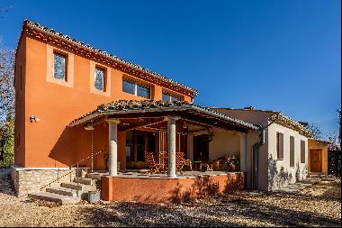 Superb country property with a swimming pool in Roussillon.