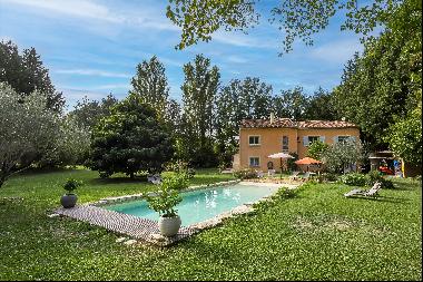 Beautiful property with a swimming pool and a wooded park in Avignon.