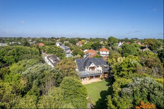 PRESTIGIOUS HOME SURROUNDED BY NATURE