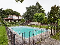 Casa en Oleiros con jardín y piscina.