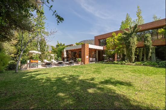 Modern Mediterranean House with garden and pool