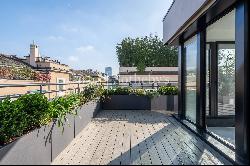 Splendid renovated penthouse with terrace in an exclusive street