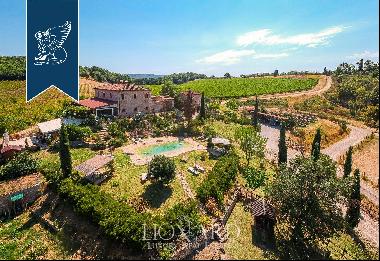 Refined Tuscan-style estate for sale with a wonderful panoramic view of Siena's countrysid