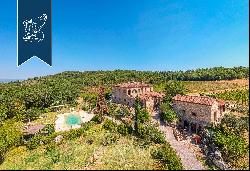 Refined Tuscan-style estate for sale with a wonderful panoramic view of Siena's countrysid