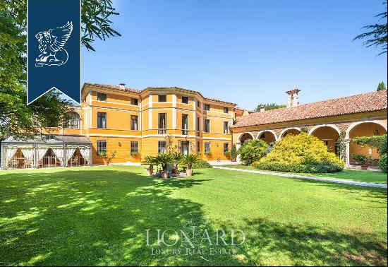 Luxurious estate with a big planted park for sale between Vicenza and Asolo