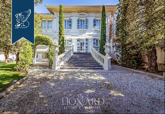 Majestic charming estate surrounded by a big, exlcusive garden in the heart of Empoli