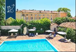 Luxury hotel with a big, centuries-old park, a pool and a tennis court between Piedmont's 