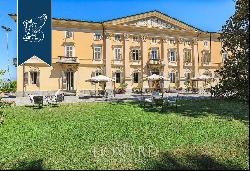 Luxury hotel with a big, centuries-old park, a pool and a tennis court between Piedmont's 