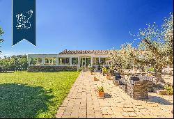 Tuscan farmstead with vineyards and olive groves in a wonderful panoramic position on Arez