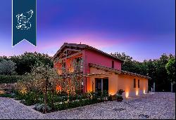 Tuscan farmstead with vineyards and olive groves in a wonderful panoramic position on Arez