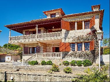 Grand house with sea views, pool and tennis court in Nigran