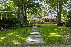 FRANK LLOYD WRIGHT IN A HIGH-END RESIDENTIAL AREA