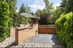 FRANK LLOYD WRIGHT IN A HIGH-END RESIDENTIAL AREA