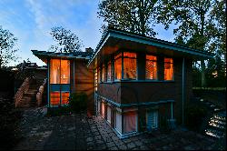 FRANK LLOYD WRIGHT IN A HIGH-END RESIDENTIAL AREA