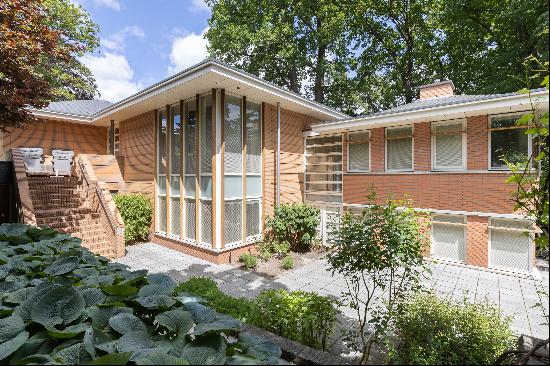 FRANK LLOYD WRIGHT IN A HIGH-END RESIDENTIAL AREA